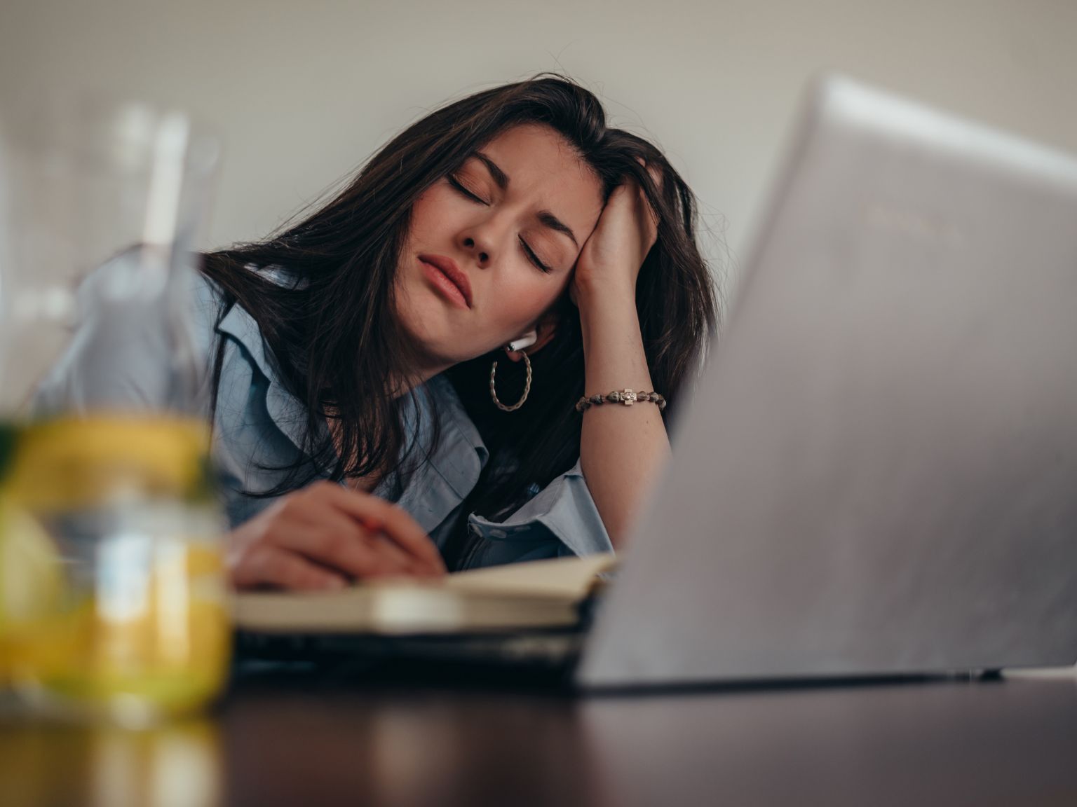Comparison of chronic fatigue syndrome and normal tiredness highlighting the key differences in symptoms and recovery.